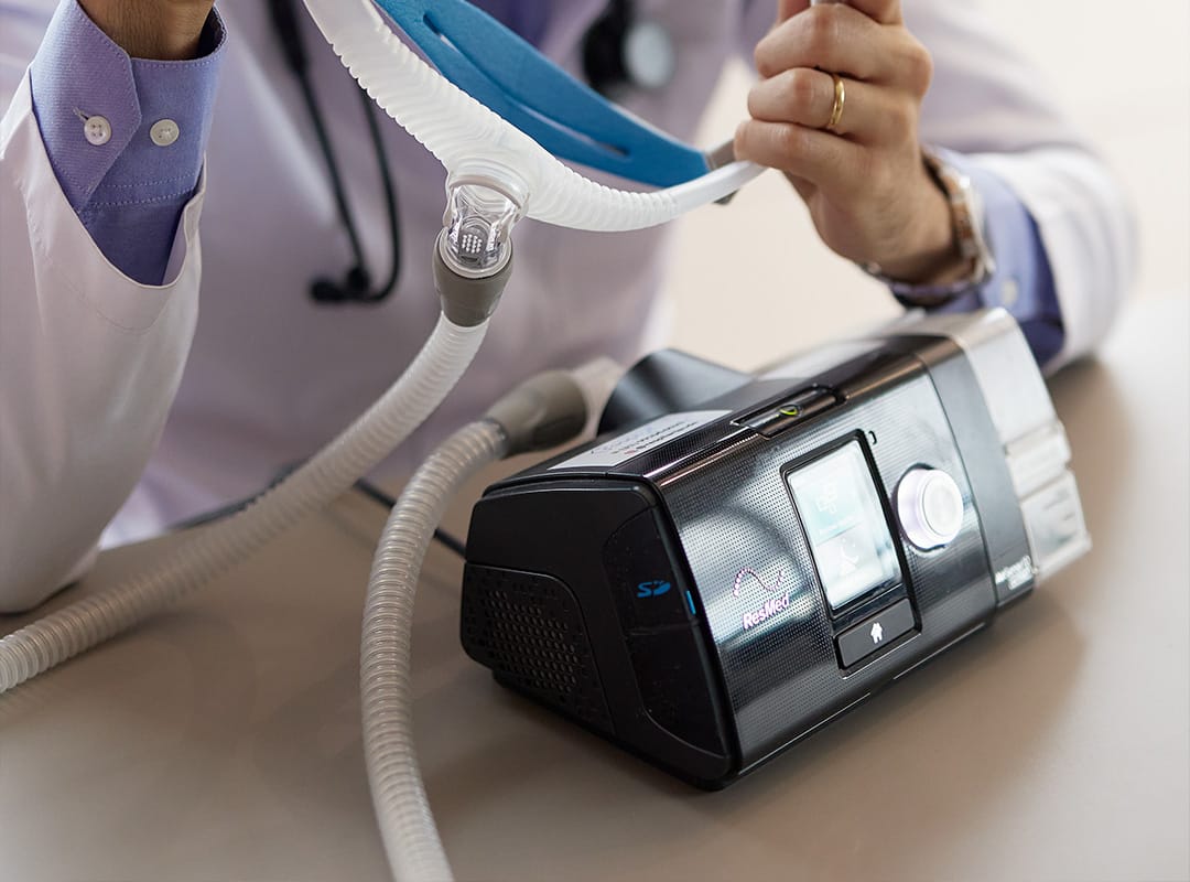 Dr. Leonardo Panzera explicando o exame de polissonografia.