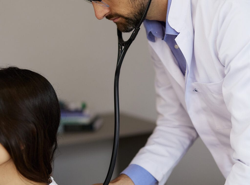 Dr. Leonardo Panzera, médico pneumologista em Belo Horizonte atendendo paciente.